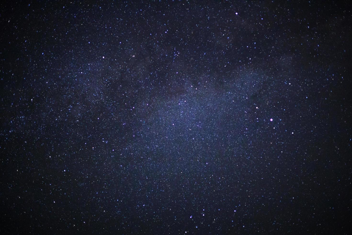 Milchstraßengalaxie mit Sternen und Weltraumstaub im Universum, Foto mit langer Belichtungszeit, mit Korn.