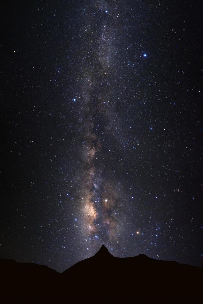 Landschaftssilhouette der Hochgebirgs- und Milchstraßengalaxie mit Sternen und Weltraumstaub im Universum foto