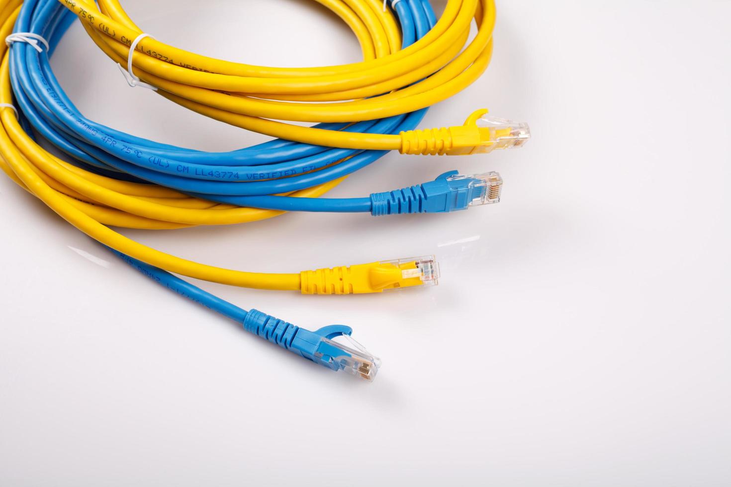 gelbes und blaues netzwerkkabel mit angespritztem rj45 stecker foto