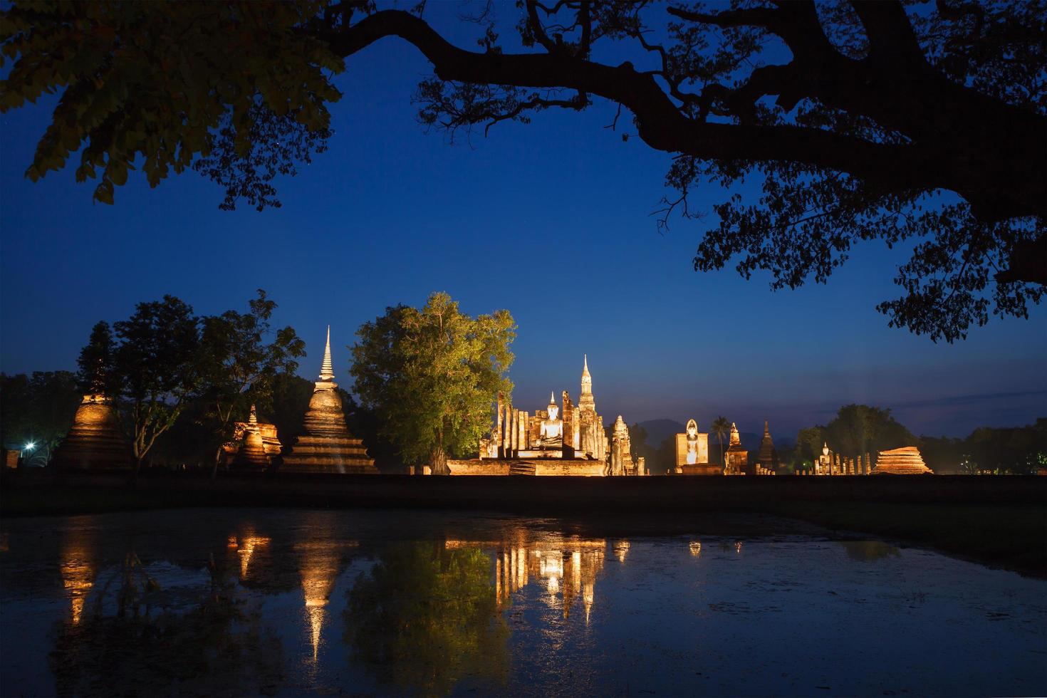 Nacht im historischen Park von Sukhothai. Ruinen des buddhistischen Tempels im historischen Park von Sukhothai, Thailand foto