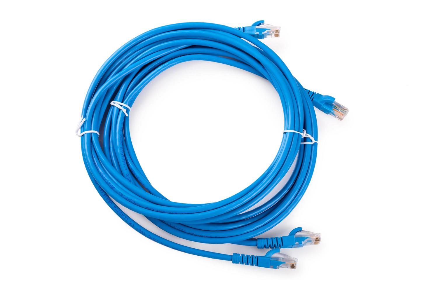 blaues netzwerkkabel mit angespritztem rj45 stecker foto