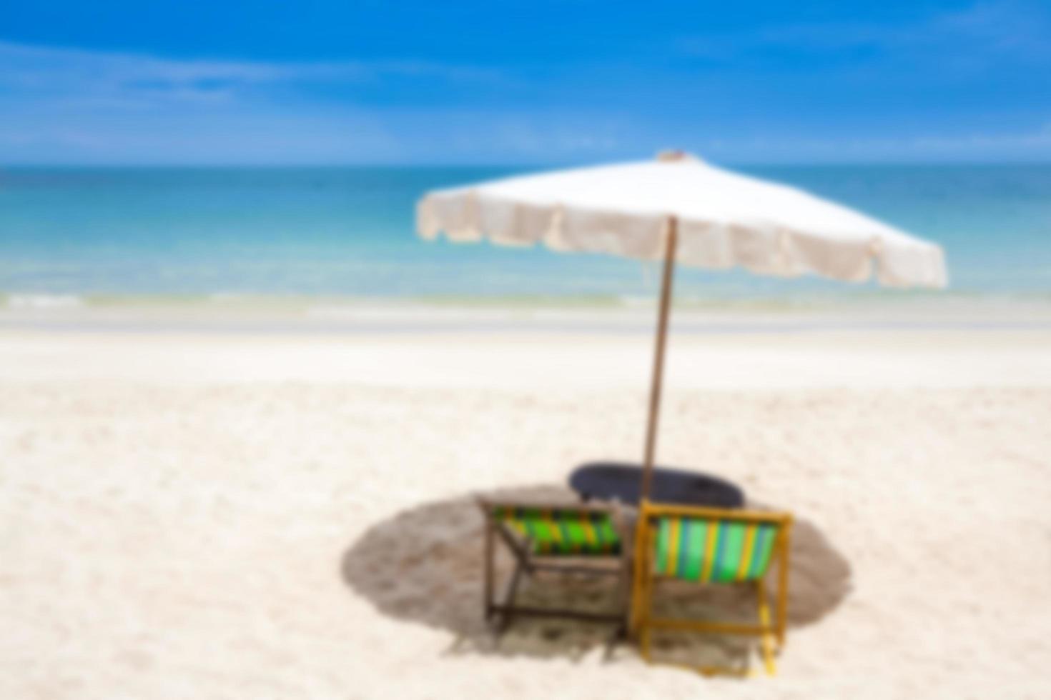 verschwommenes blaues meer und weißer sandstrand, sommerhintergrundkonzept foto