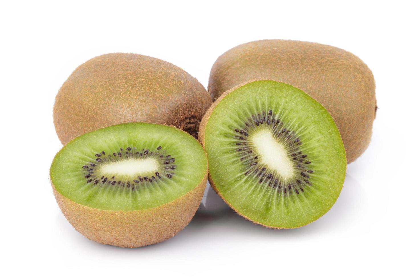 in Scheiben geschnittene Kiwis isoliert auf weißem Hintergrund foto