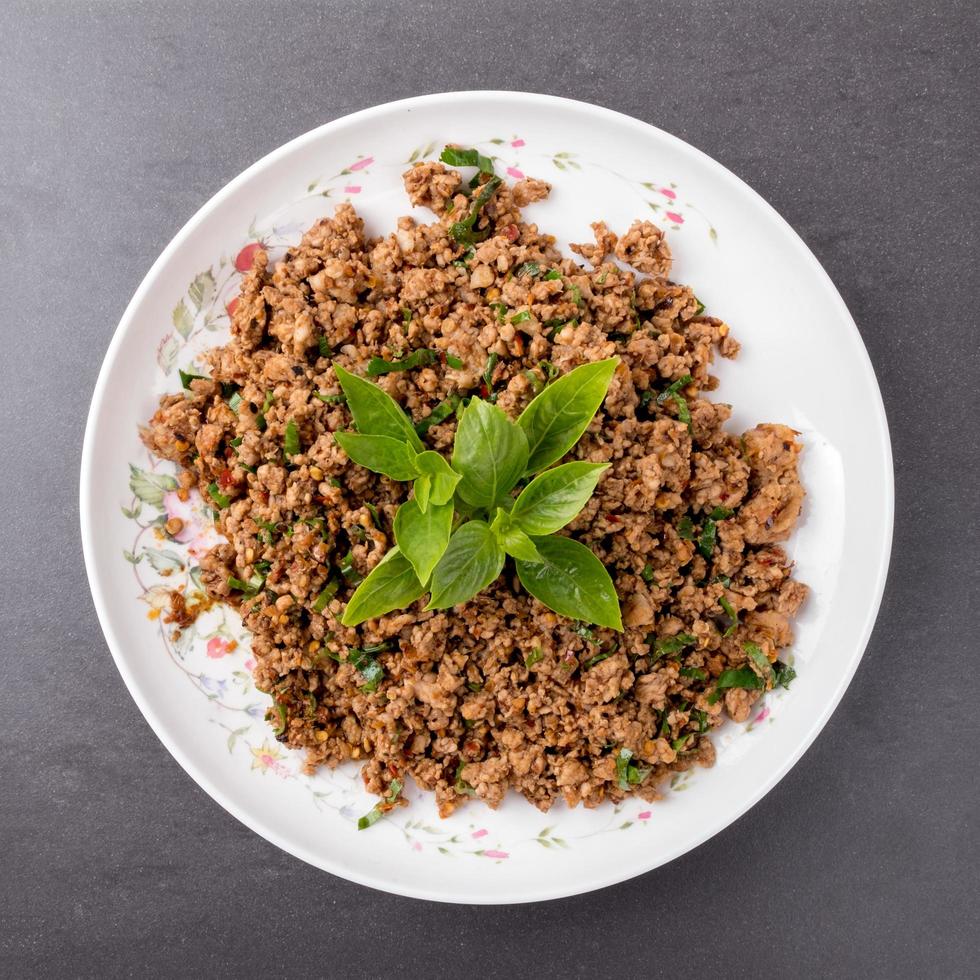 würziger Hackfleischsalat, thailändisches Essen foto