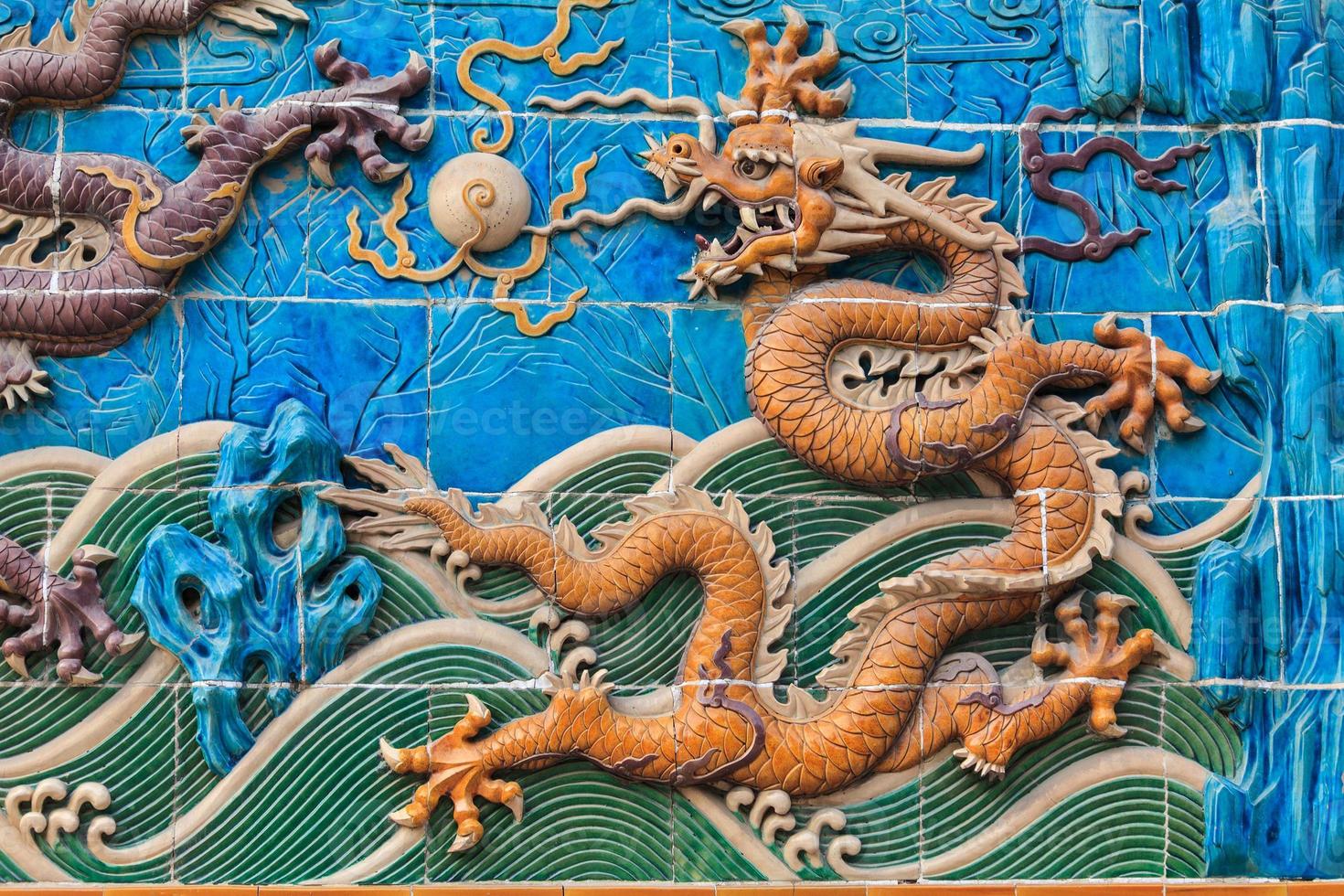 Gelbe Drachenfigur an der Wand in Peking foto