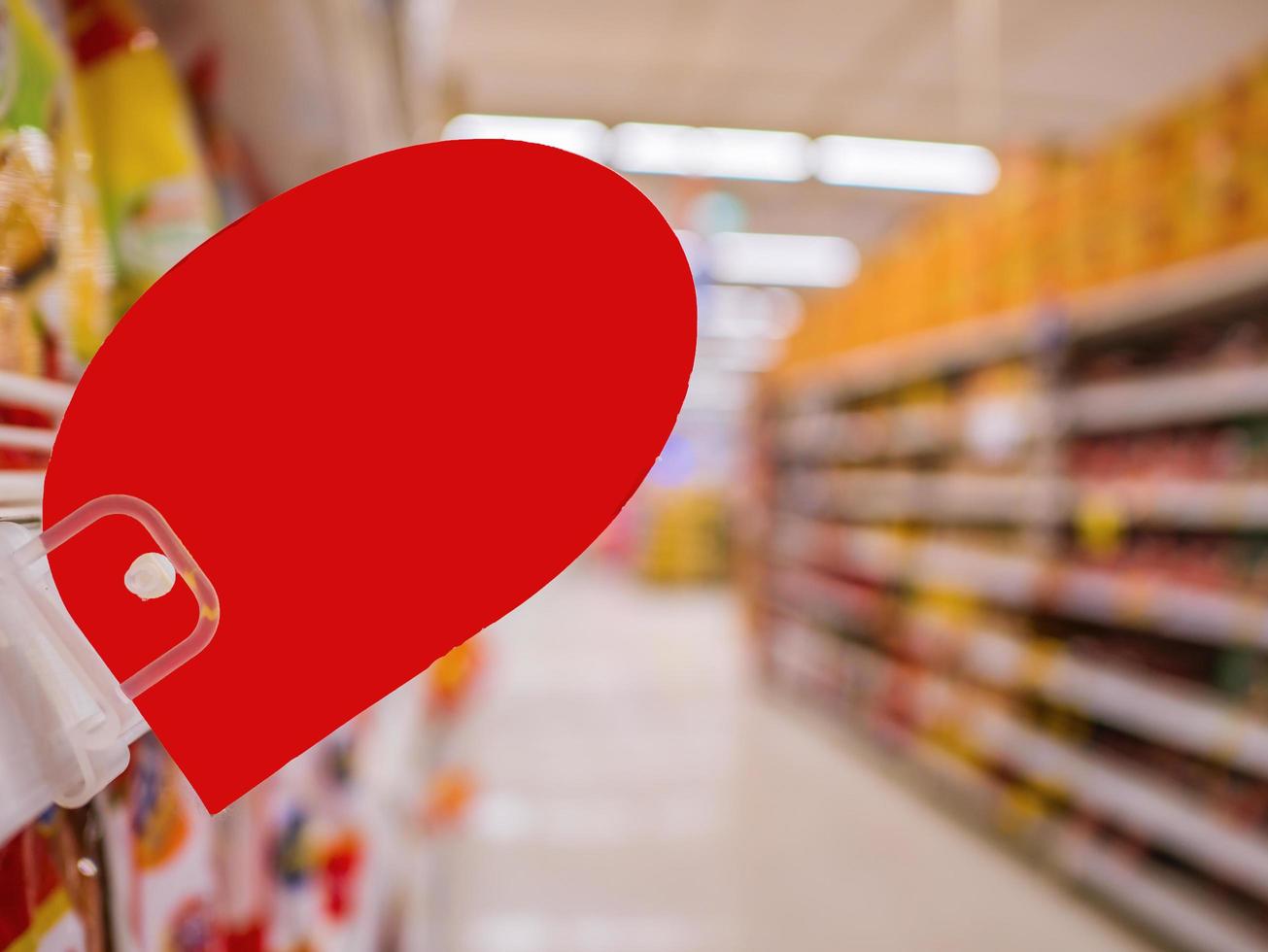 mock-up leeres rotes rabattschild auf den produktregalen im supermarkt foto