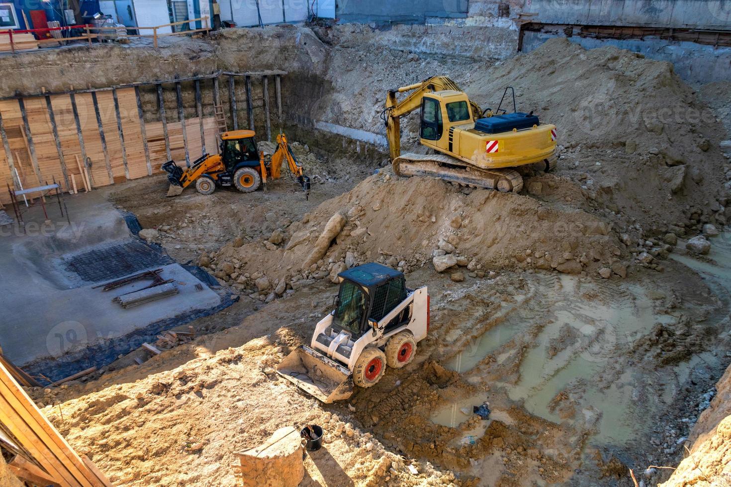 schwere baugeräte, die auf der baustelle arbeiten. foto