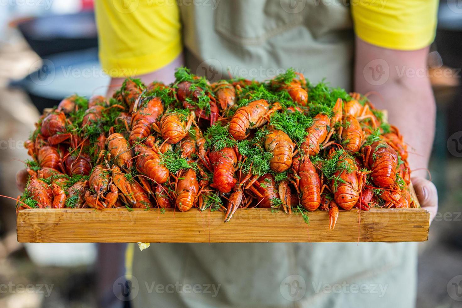 gekochte rote Krebse oder Langusten mit Kräutern. Krebse, die im Topf auf dem Feuer kochen foto