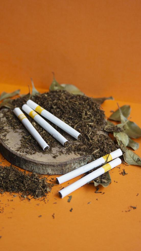Blick auf Tabakhaufen und Zigarettenkonsum foto