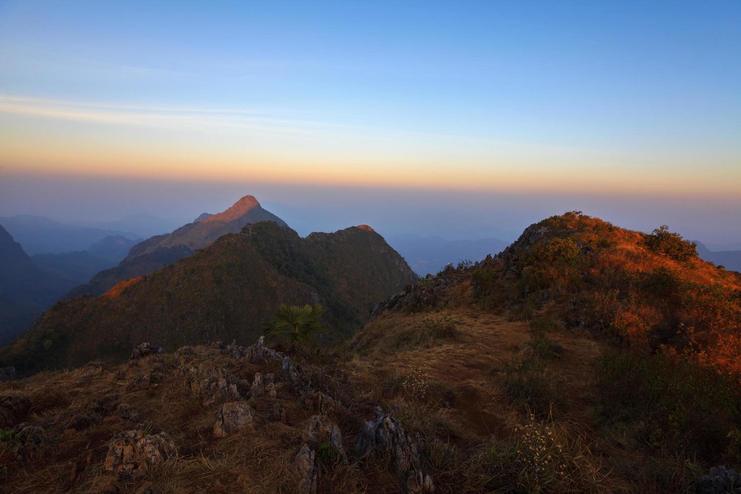 landschaft sonnenaufgang am doi luang chiang dao, hoher berg in der provinz chiang mai, thailand foto