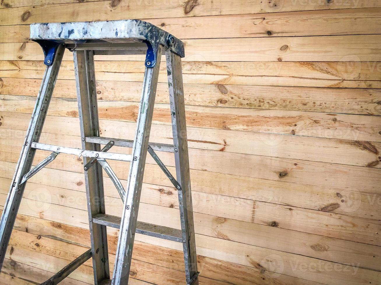 Treppe an der Vorderseite des Holzhintergrundes foto