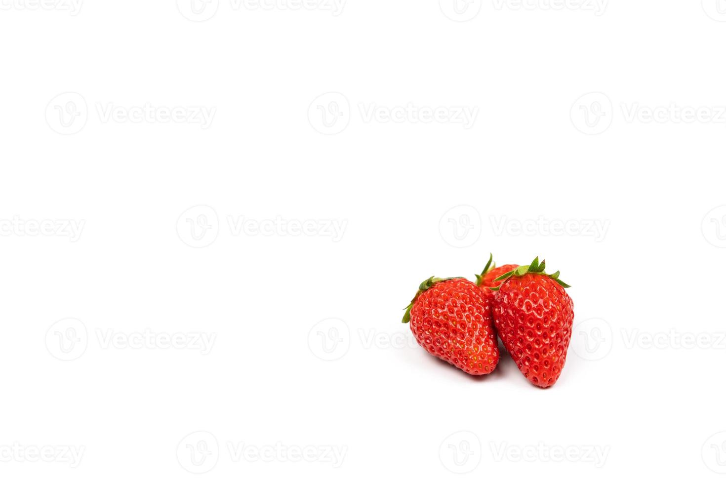 drei isolierte frische Erdbeeren auf dem reinweißen Hintergrund im Studiolicht. Beschneidungspfad. foto