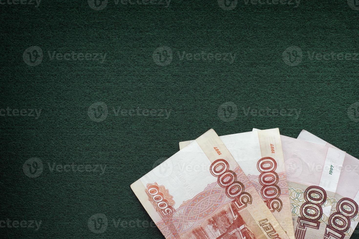 russische Rubel Banknoten haufen auf einem grünen Hintergrund foto
