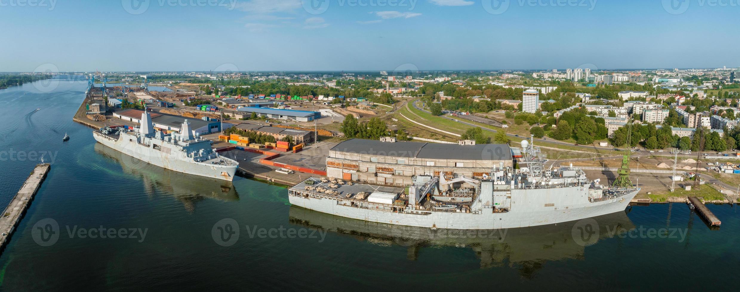 Kampfschiffe der NATO-Staaten im Hafen von Riga foto