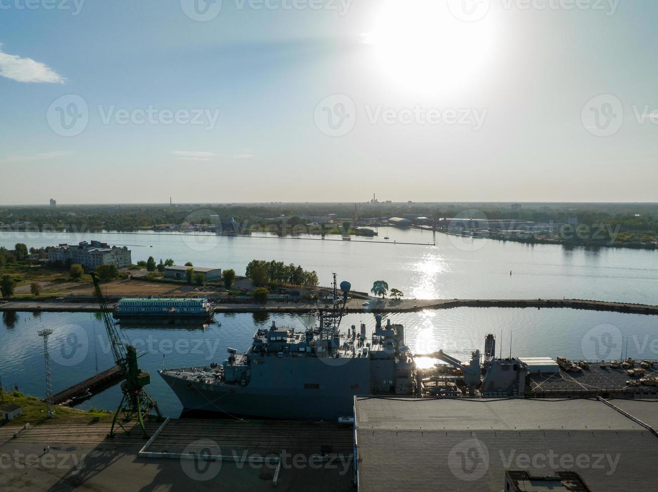 Kampfschiffe der NATO-Staaten im Hafen von Riga foto