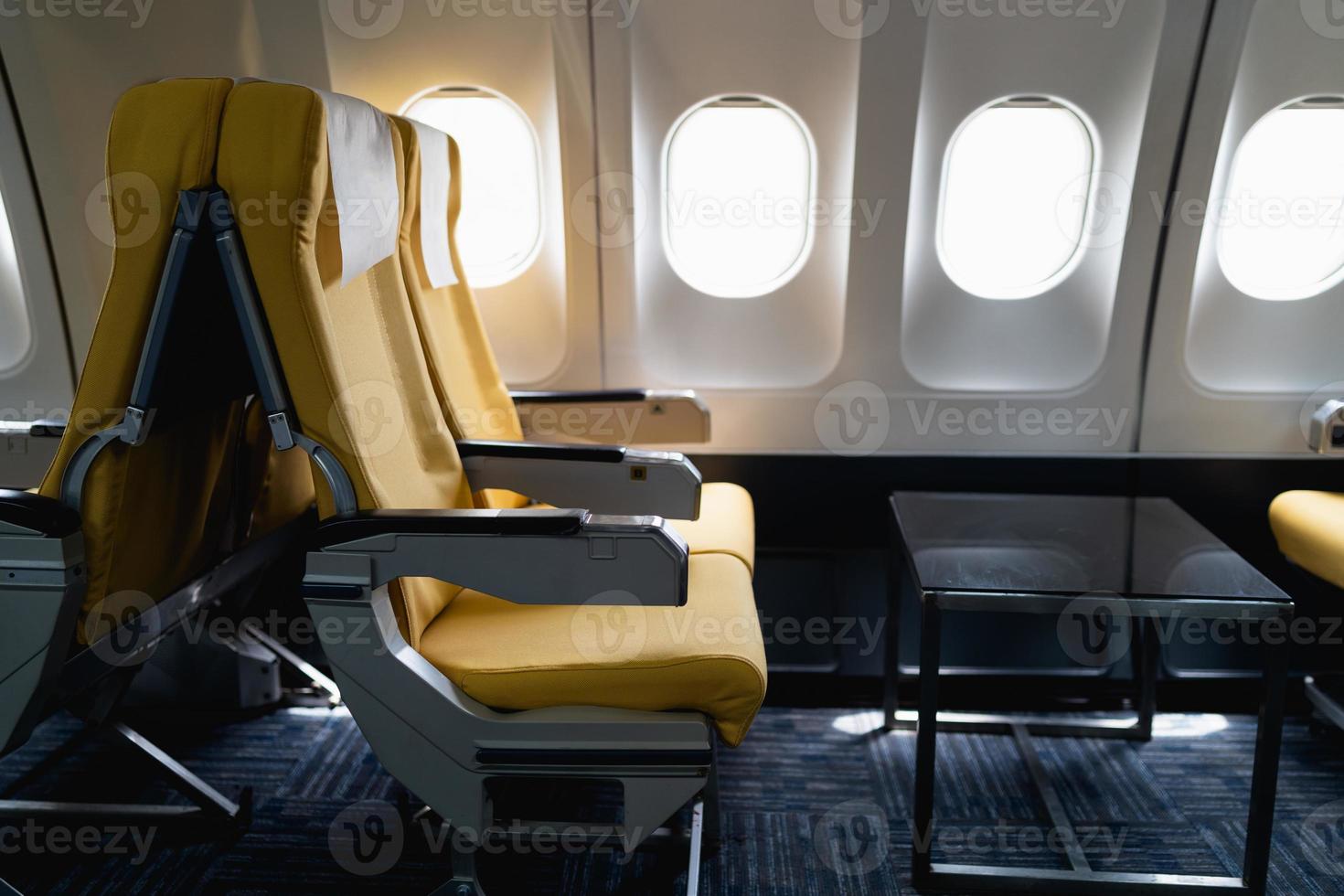 passagierflugzeugsitze in der kabine. innenraum von verkehrsflugzeugen auf ihren sitzen während des fluges in der Economy-Class-Passagierabteilung von Flugzeugen. foto