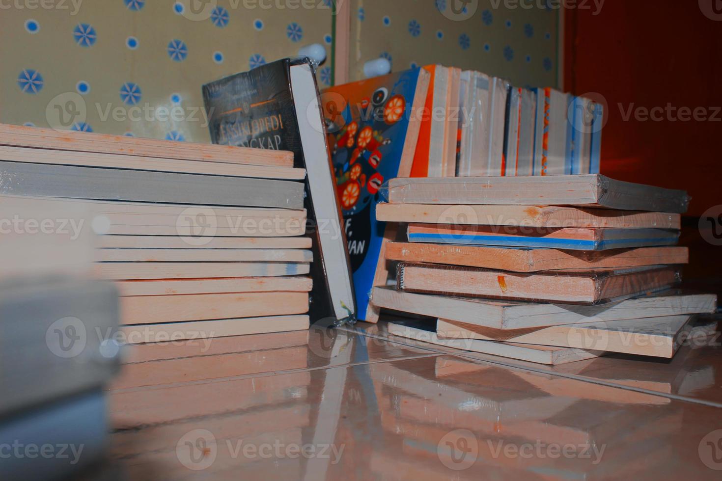 Stapel geordneter Bücher, ordentlich arrangiert, perfekt für Kulissen und Material für Grüße zum Weltlesetag foto