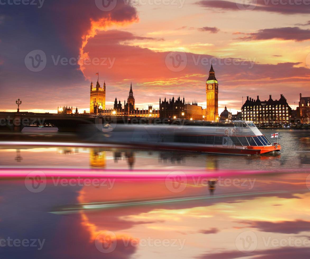 berühmter Big Ben am Abend mit Brücke, London, England foto