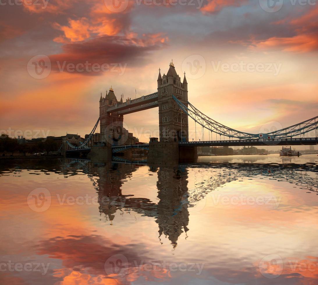 berühmte Turmbrücke gegen Sonnenuntergang in London, England foto