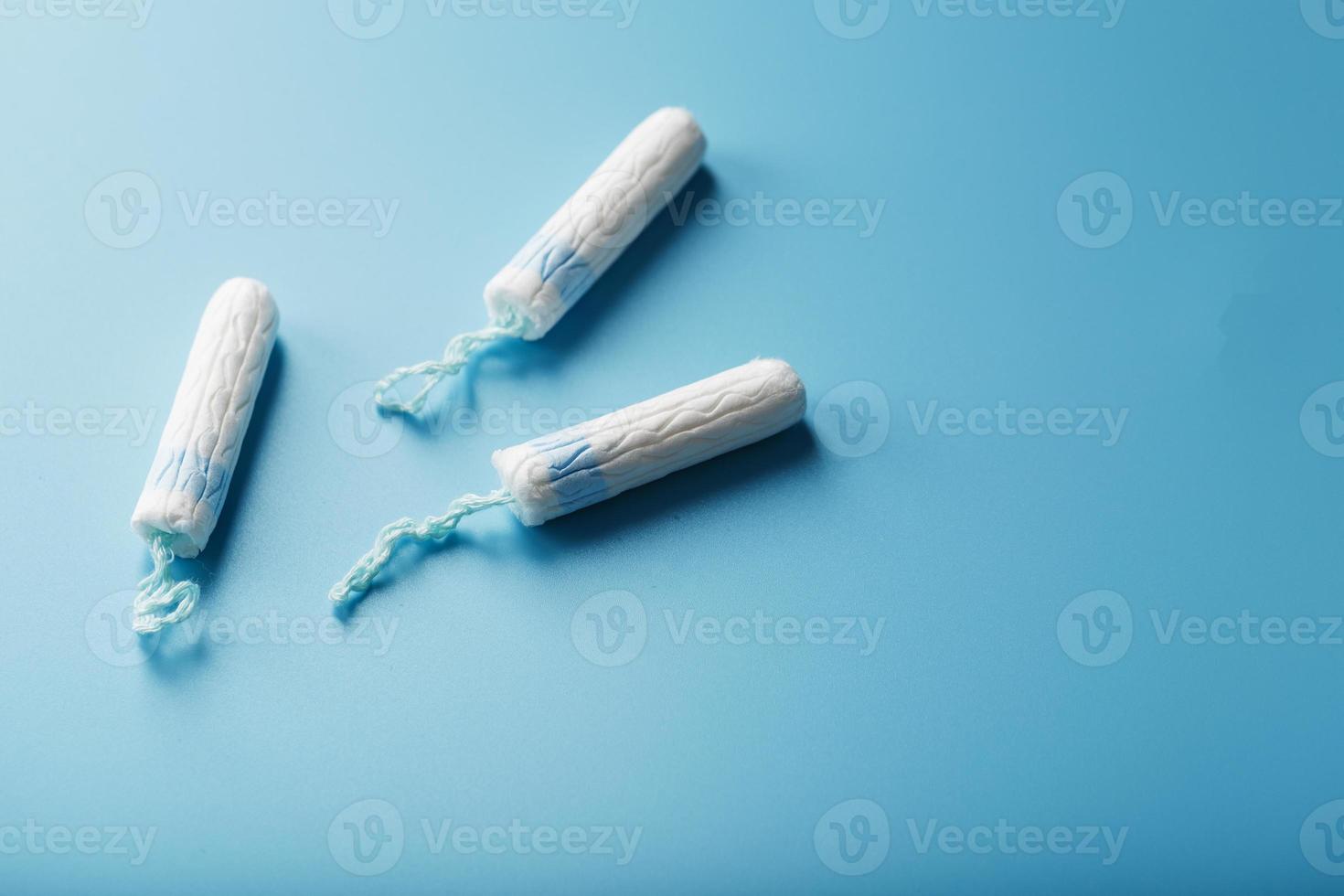 gynäkologische tampons auf einer blauen hintergrunddraufsicht foto