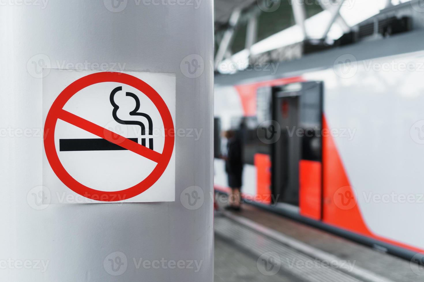 ein Schild, das das Rauchen auf einer Stange in der Nähe des Bahnsteigs verbietet. foto