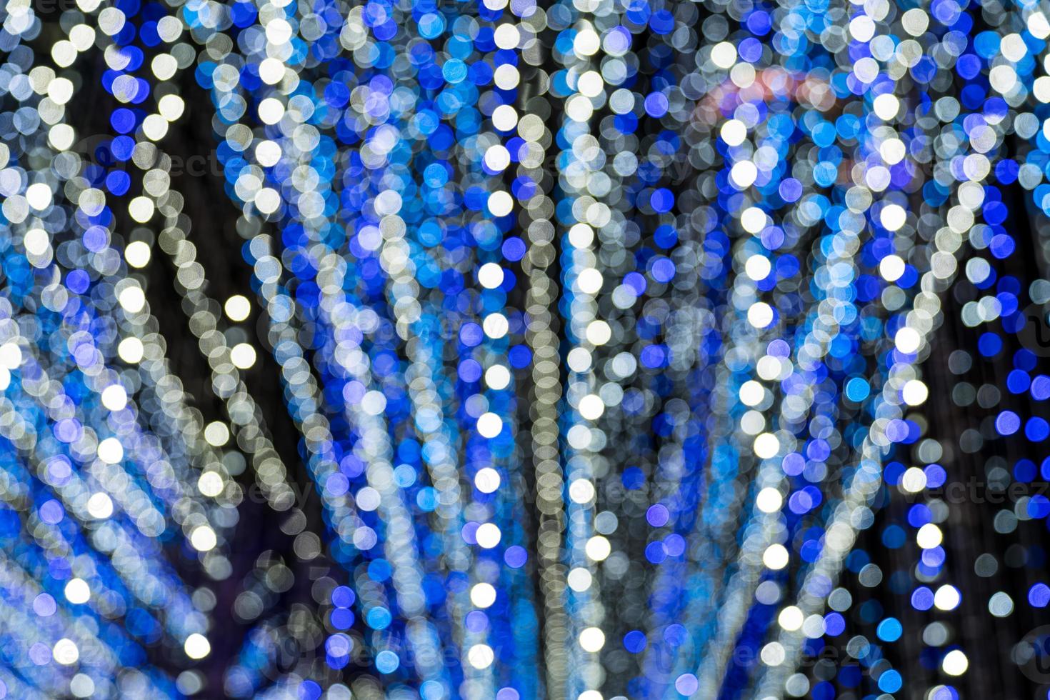 weiße blaue bokeh-lichter von weihnachtslichtern und neujahr foto