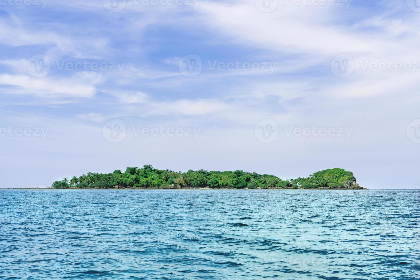 Tropeninsel mit Meer und blauem Himmel foto