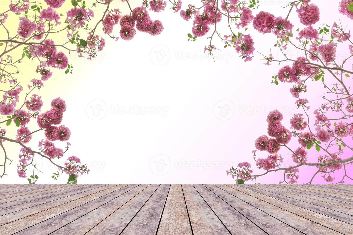 Schreibtisch mit rosafarbener Trompetenblume, Holztisch foto