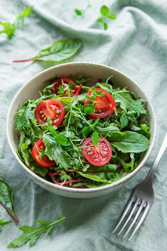 veganes essen gesunder frischer gemüsesalat foto