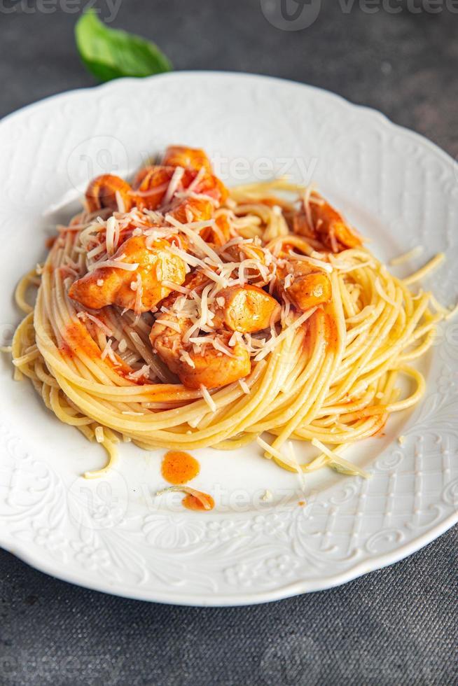 Pasta Spaghetti Hühnchen Fleisch Tomatensauce frisch gesunde Mahlzeit Snack auf dem Tisch kopieren Raum Lebensmittel Hintergrund foto