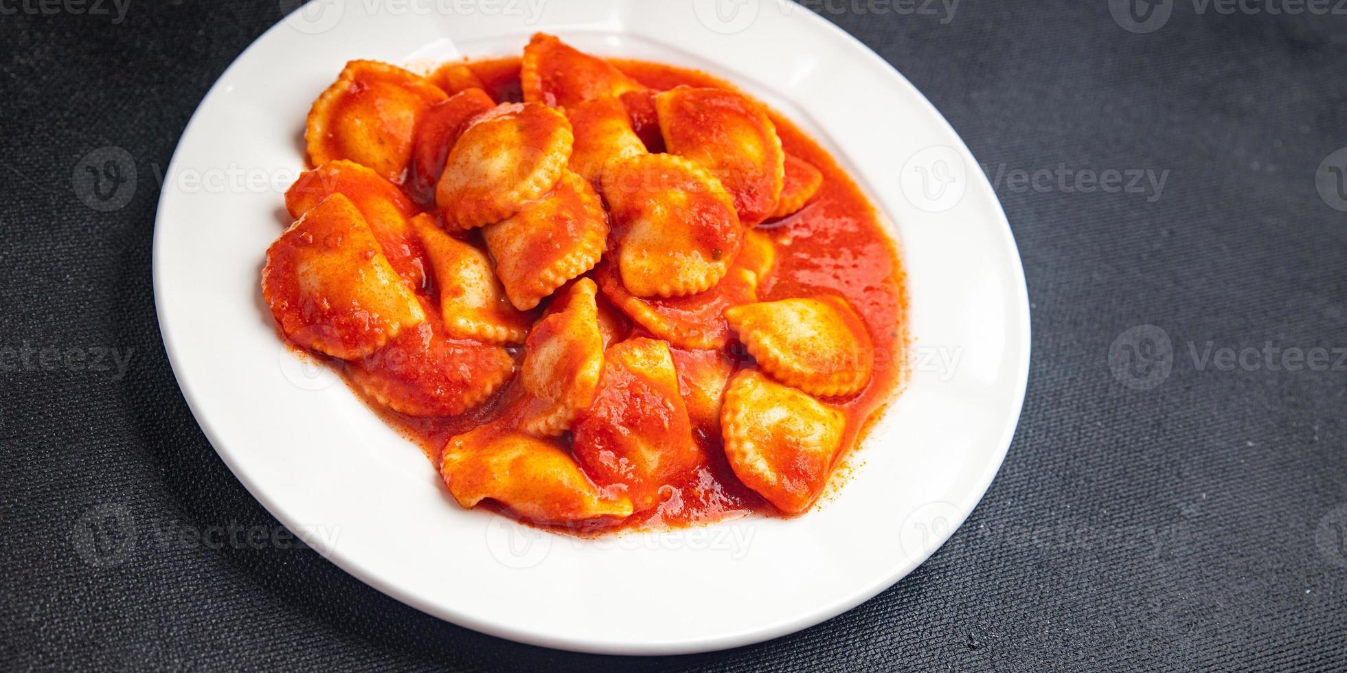 Ravioli Fleisch Pasta Tomatensauce frisch Gericht gesunde Mahlzeit Essen Snack auf dem Tisch Kopie Raum Essen foto