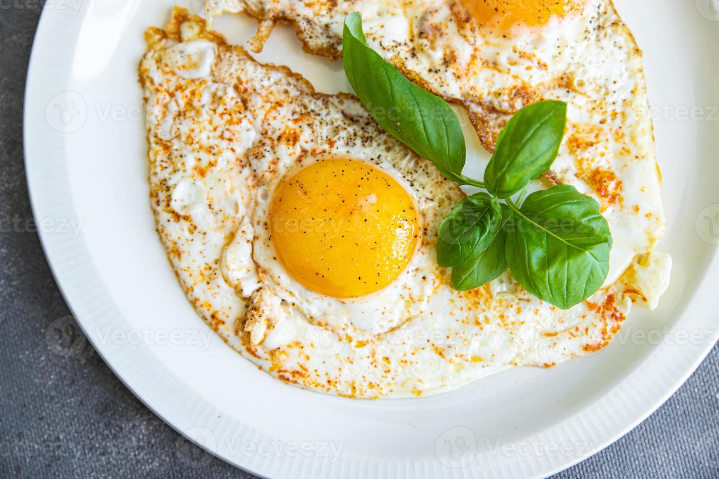 Ei gebratenes Frühstück frisches weißes Protein Eigelb Mahlzeit Snack auf dem Tisch kopieren Raum Lebensmittel Hintergrund foto