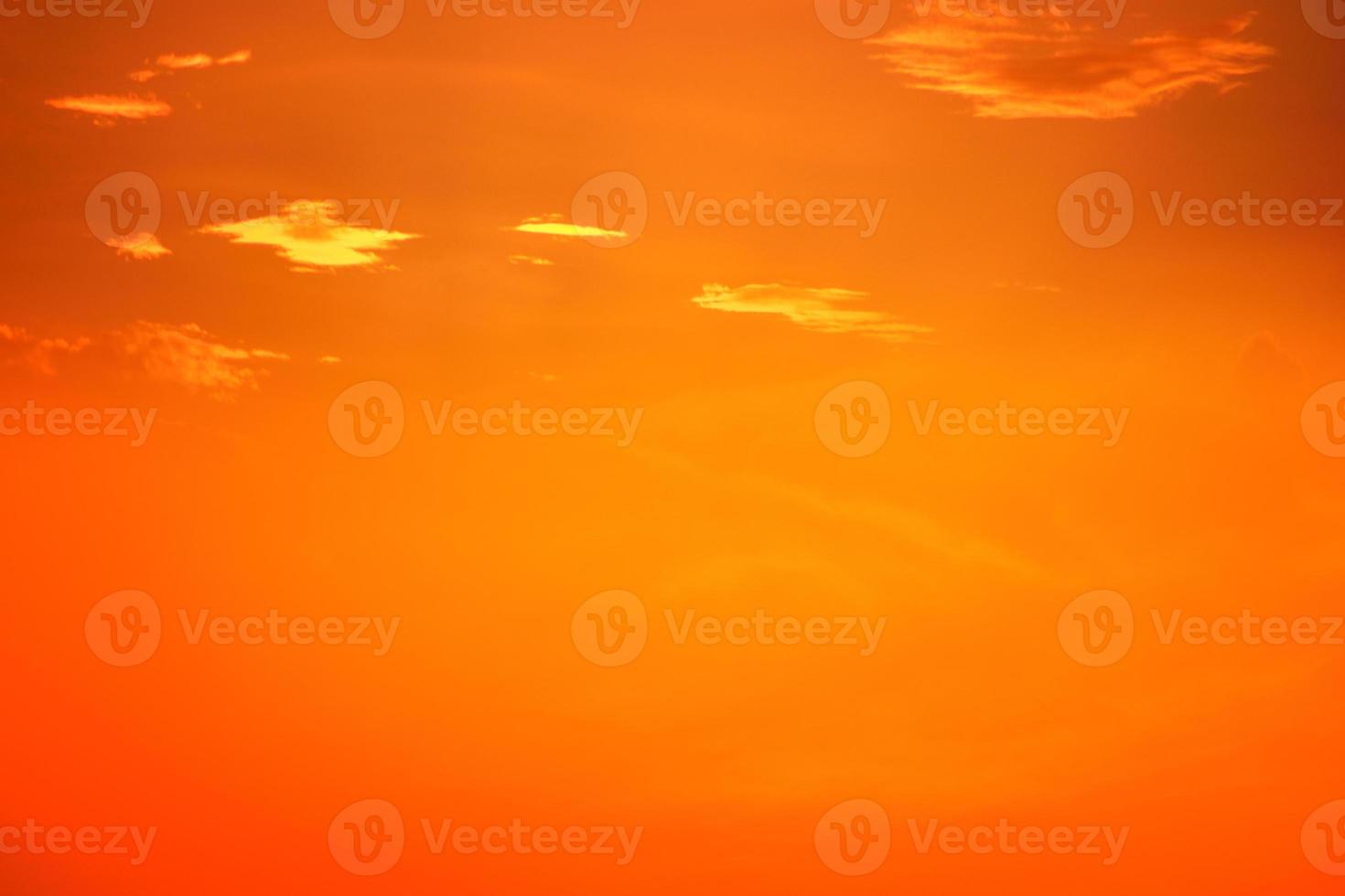 heller hintergrund der herbsthimmellandschaft. rot orange Himmel Hintergrundtextur. foto