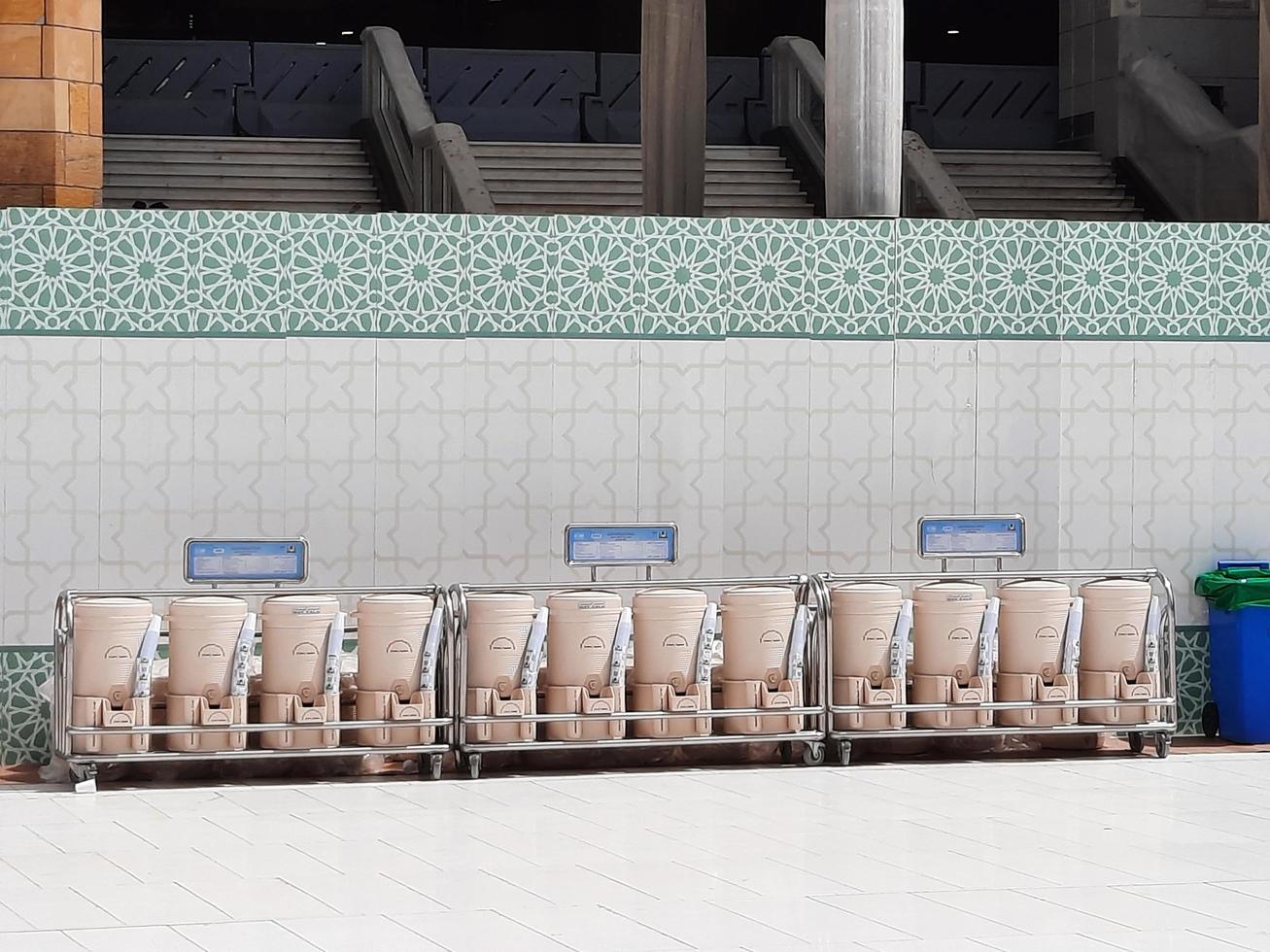 mekka, saudi-arabien, aug 2022 - zamzam wasserspender befinden sich an verschiedenen stellen in masjid al-haram makkah, wo pilger aus aller welt ihren durst stillen. foto