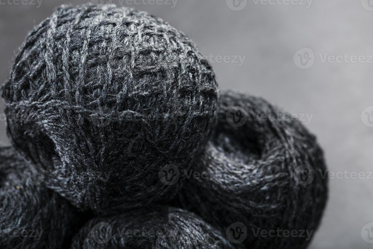 Verwicklungen aus grauem Garn aus natürlicher Wollnahaufnahme foto