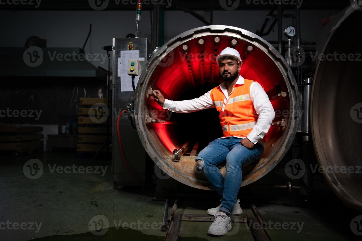 Der Chefingenieur der mechanischen Anlage führt eine Inspektion des Tunnels der Sterilisationsmaschine durch. um den Betriebszustand der Maschine zu überprüfen, um bereit zu sein foto