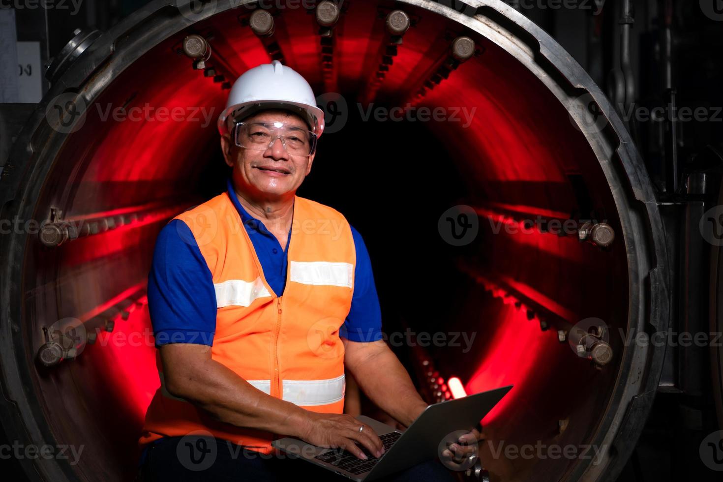 Ingenieur der mechanischen Anlage führt Inspektion des Tunnels der Sterilisationsmaschine durch. um den Betriebszustand der Maschine zu überprüfen, um bereit zu sein foto