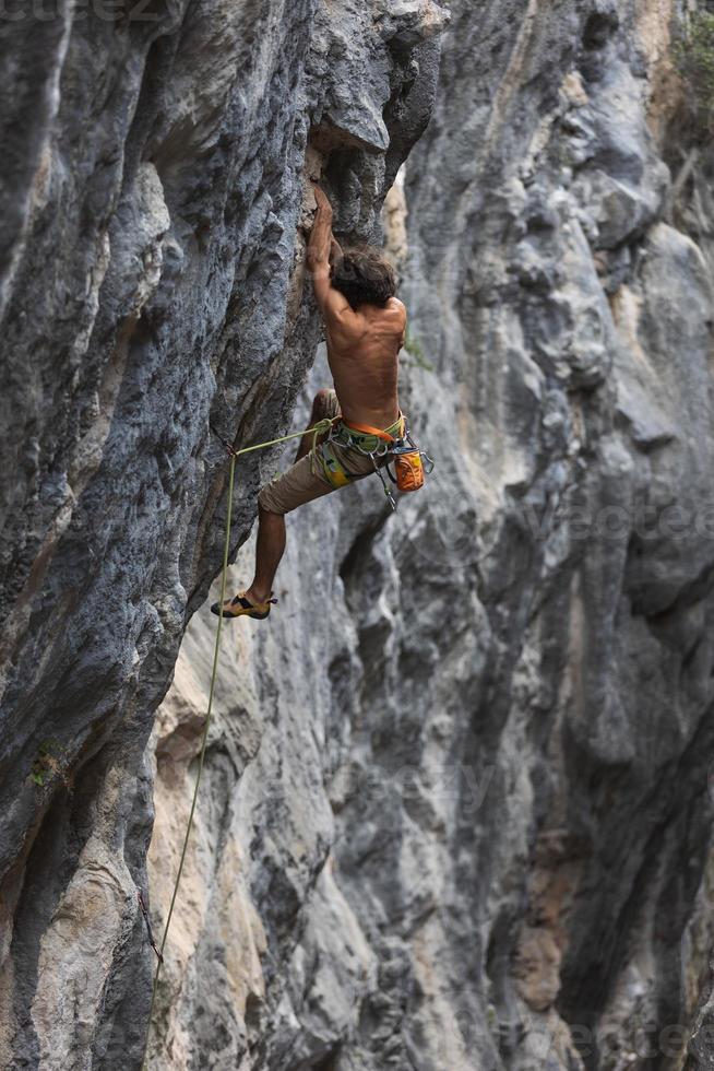 Kletterer klettert auf den Felsen. foto