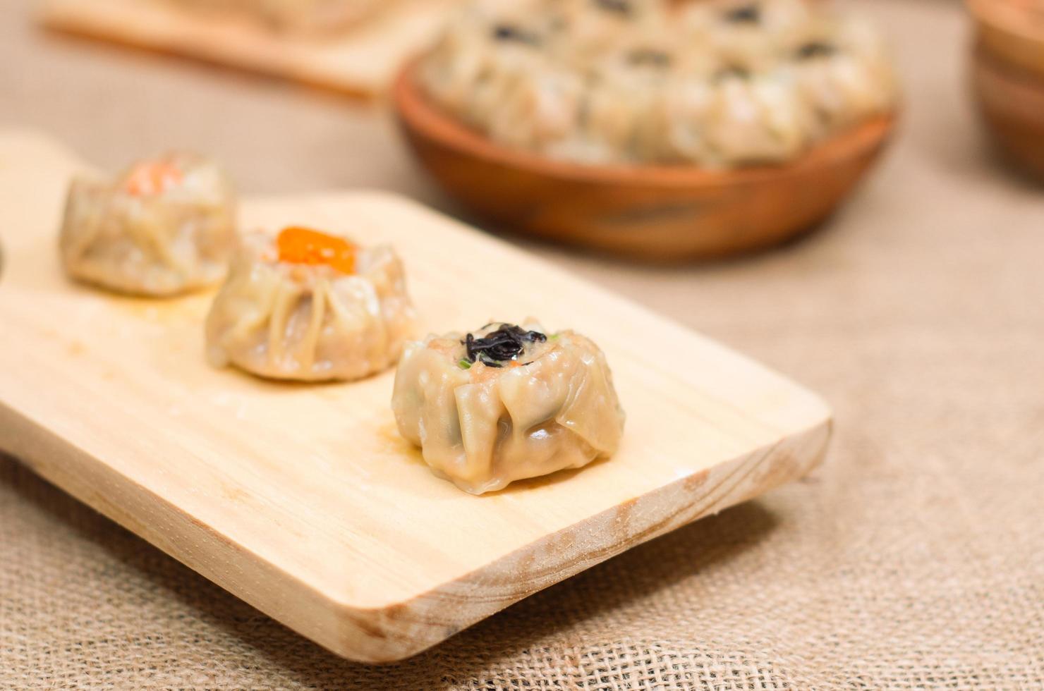 chinesisches gedämpftes dimsum oder dim sum, auf holzplatte foto