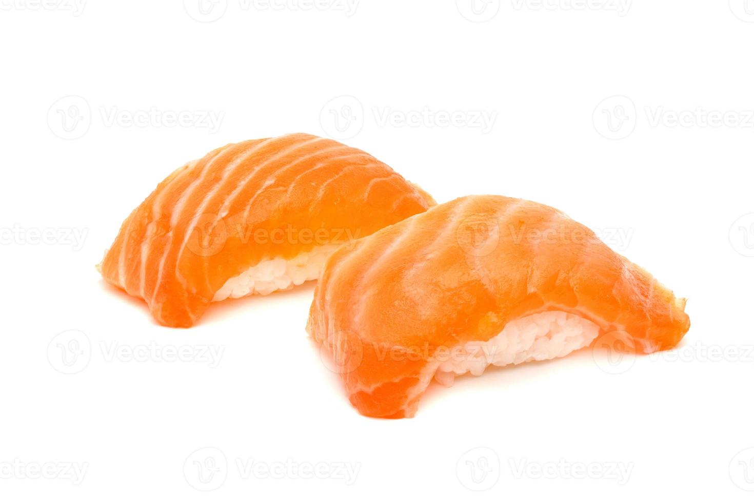 Lachs-Sushi-Nigiri isoliert auf weißem Hintergrund, japanisches Essen foto