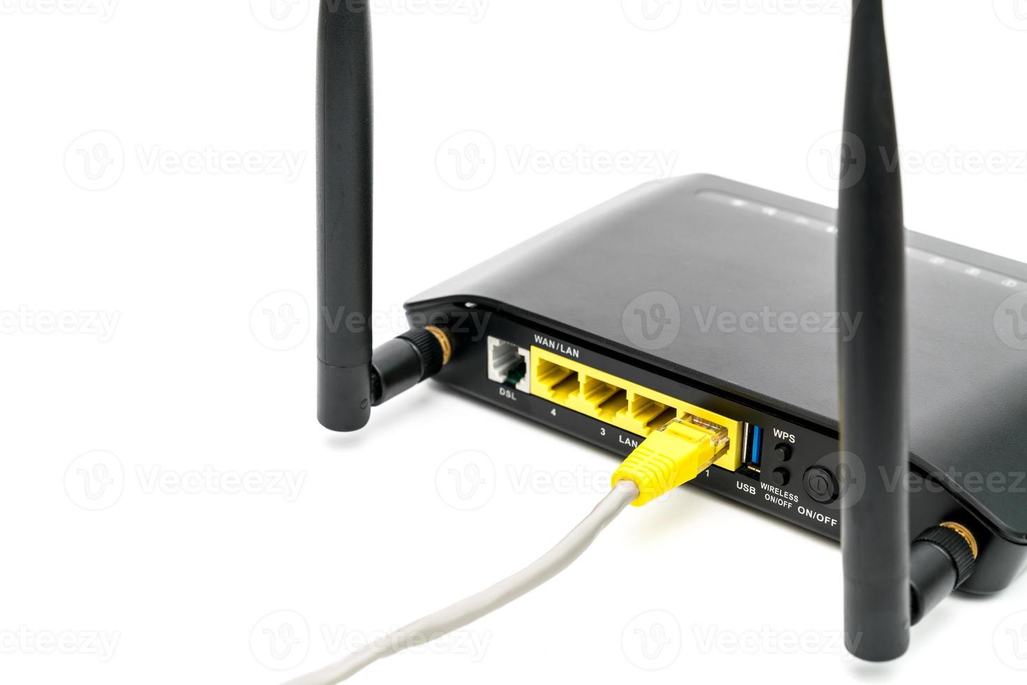 Schwarzer WLAN-Router mit LAN-Kabel isoliert auf weißem Hintergrund foto