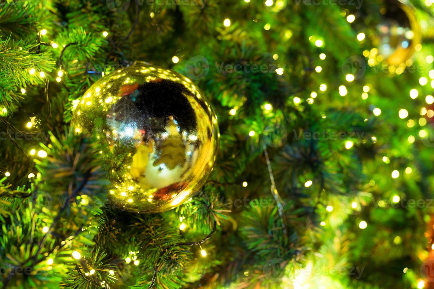 Closeup Weihnachtsbaum und Goldkugel hängen foto