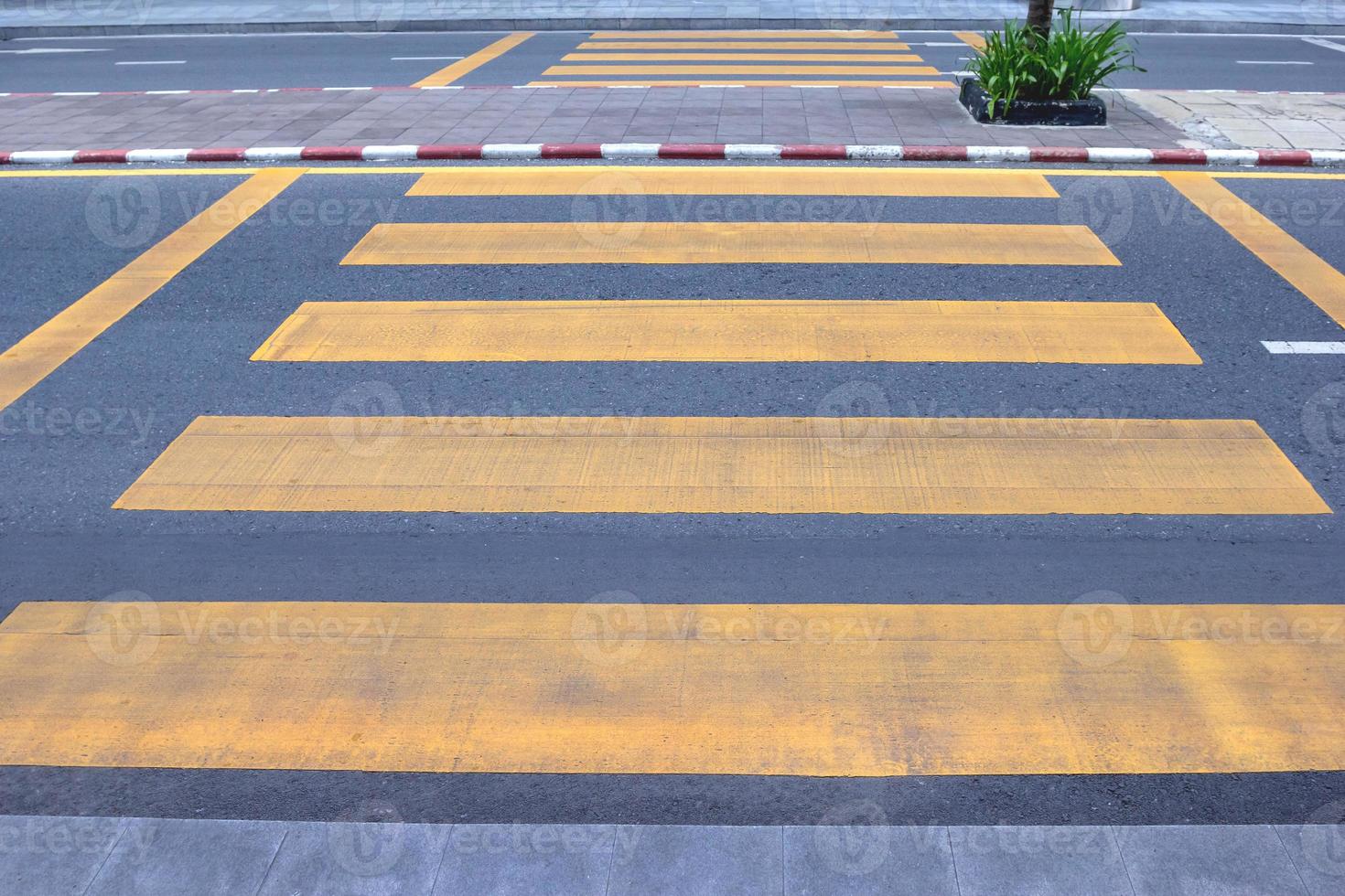 Gelber Zebrastreifen mit Verkehrsinsel foto