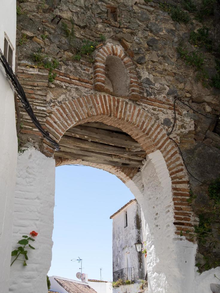 casares, andalusien, spanien - 5. mai. eingangsbogen nach casares spanien am 5. mai 2014 foto