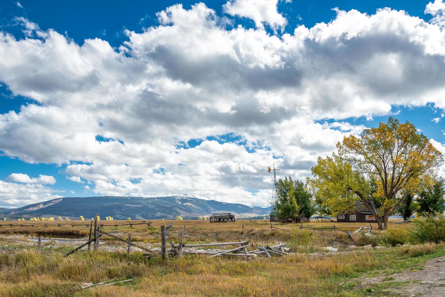 jackson, wyoming, usa - 1. oktober 2013. heruntergekommene gebäude in der mormonenreihe in der nähe von jackson wyoming am 1. oktober 2013 foto