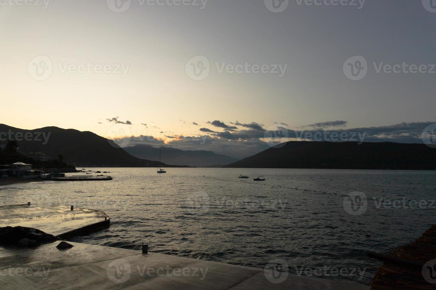 schöne aussicht auf die berge in der bucht von kotor an einem sonnigen morgen, montenegro. adriatisches Meer. foto