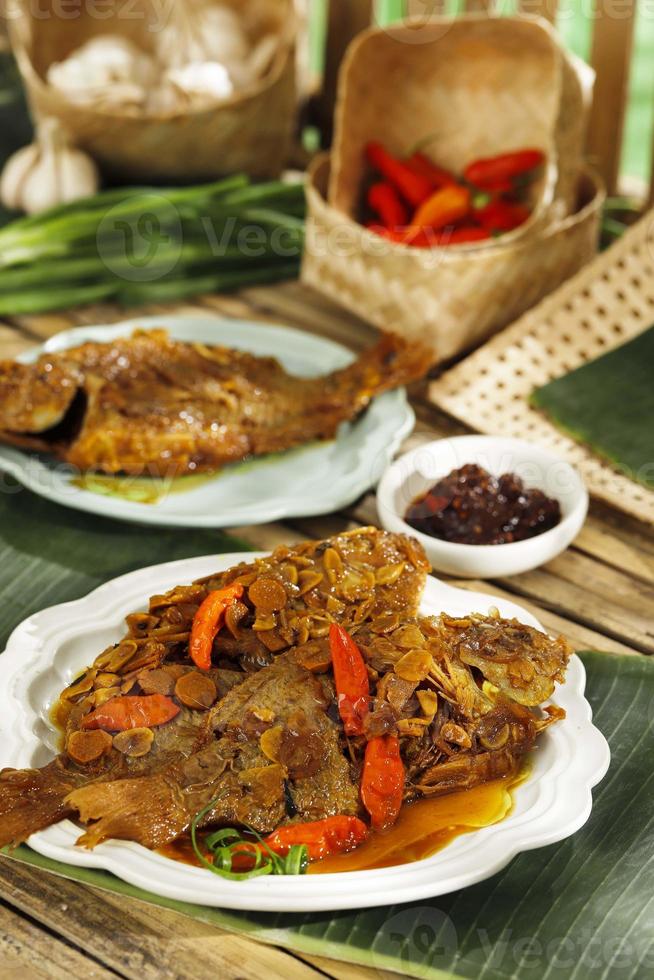 pindang ikan nila, sundanesisches traditionelles menü aus west java indonesien, hergestellt aus gebratenem tilapia-fisch mit chili. foto