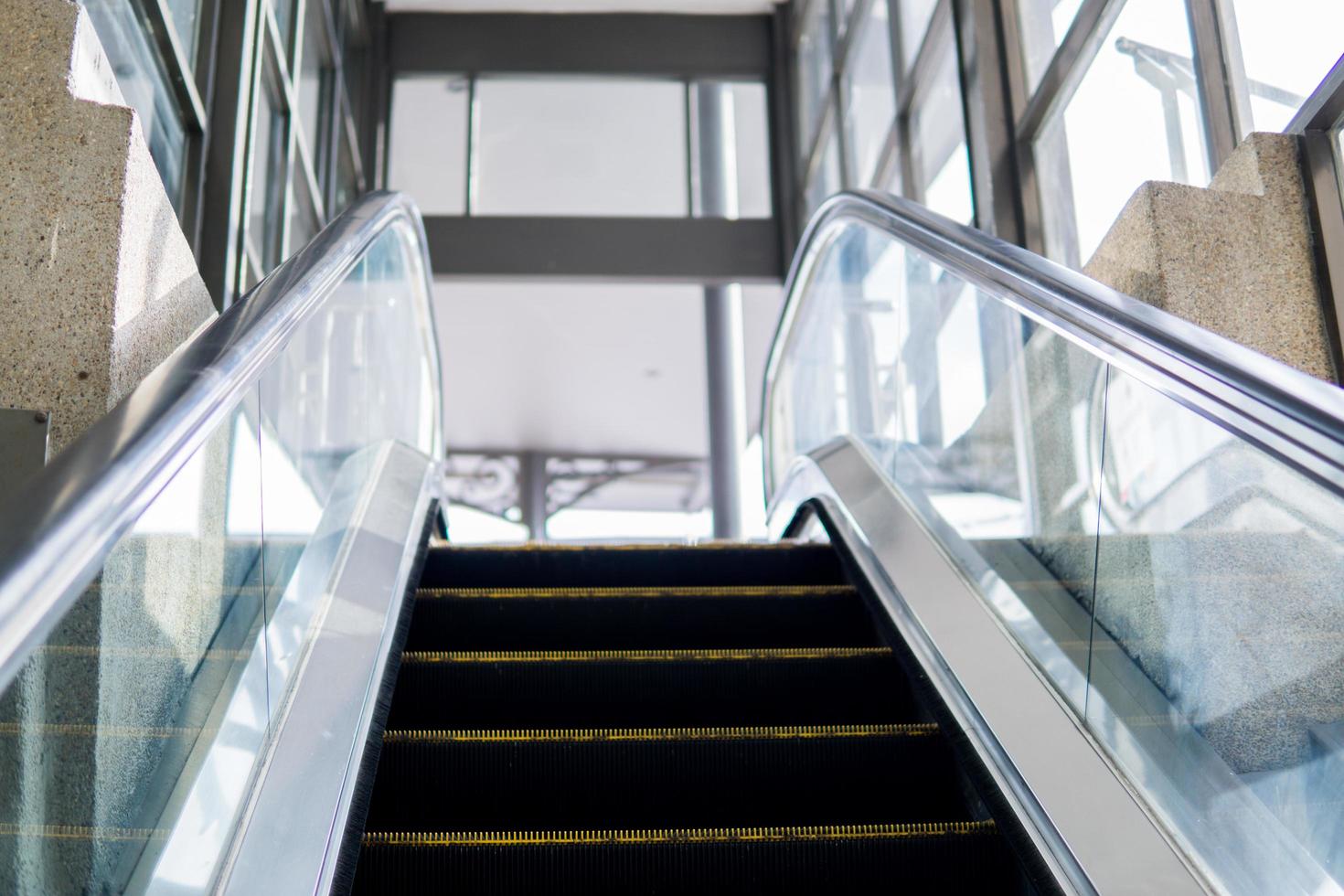 die Rolltreppe am Morgen eines Arbeitstages foto