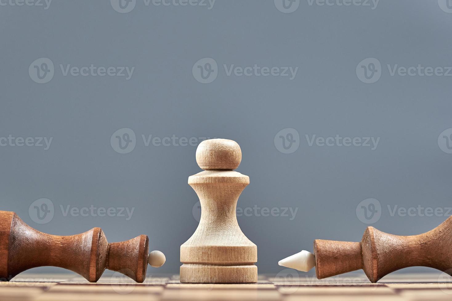 der Sieg der weißen Schachfiguren über Schwarz. konzept von sieg und verlust. foto