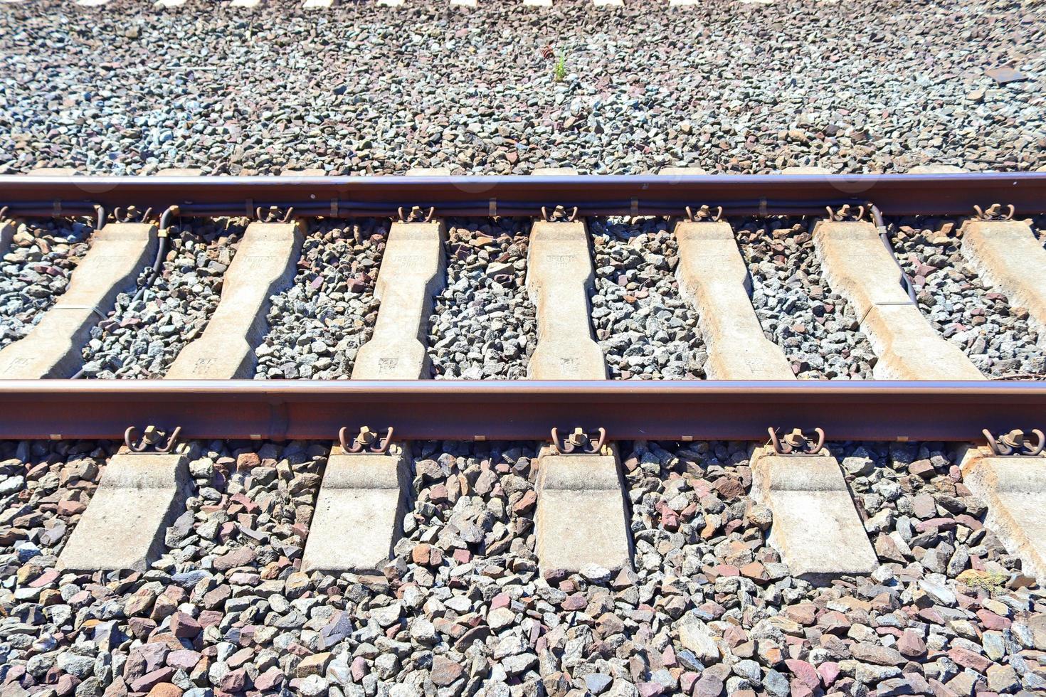 Mehrere Bahngleise mit Abzweigungen an einem Bahnhof perspektivisch und aus der Vogelperspektive foto